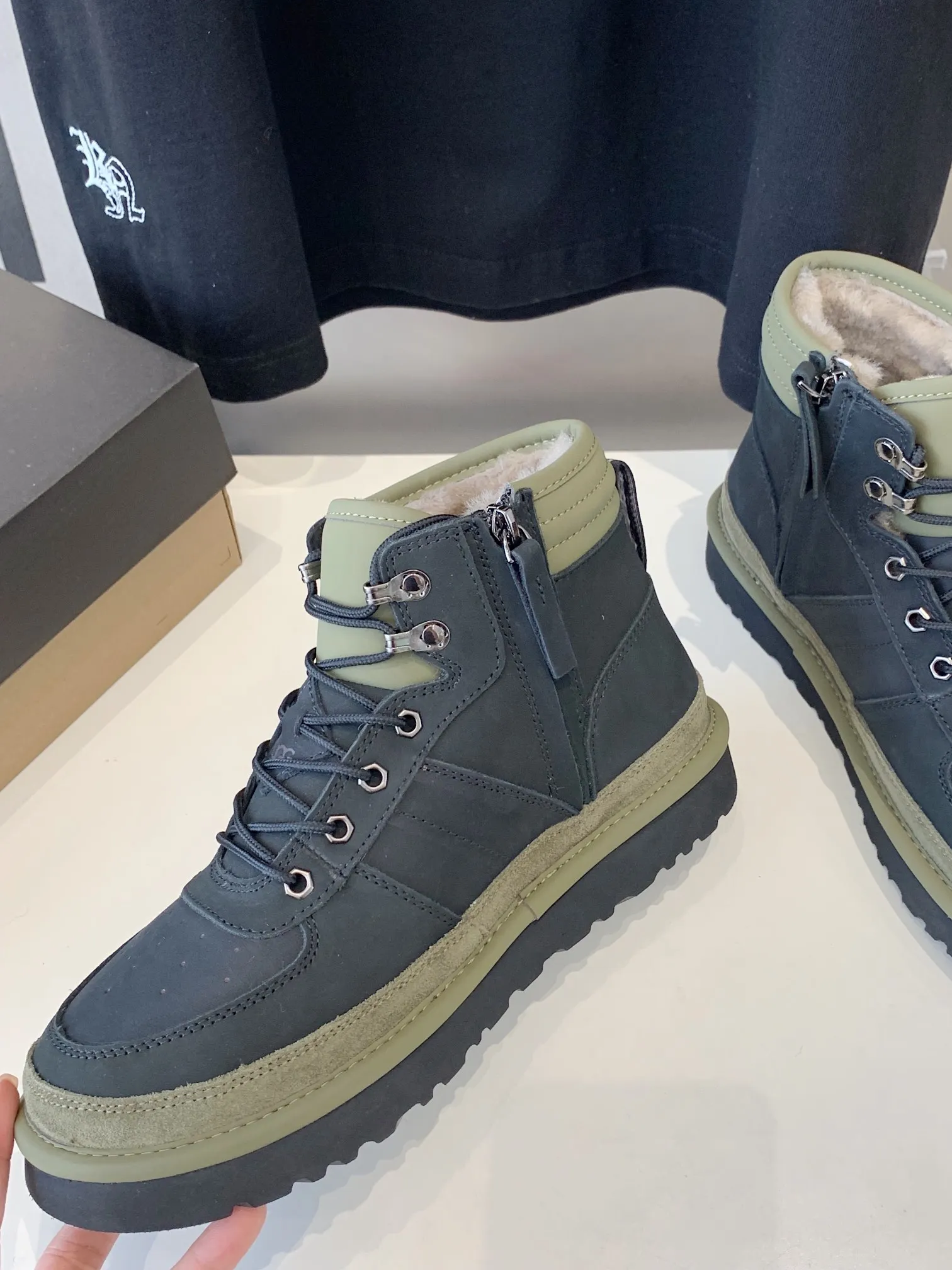 [UGG] P: 660💰 Men's model. Size: 39-44 𝐔gg 1122170 Side zipper Highlander men's shoes. Men's sheepskin lining imported from Australia. Sole. Light wing technology outsole. The upper foot is very comfortable. Men's snow boots are OK for husband and dad. High-end atmosphere. Three colors: chestnut, dark brown, olive green.